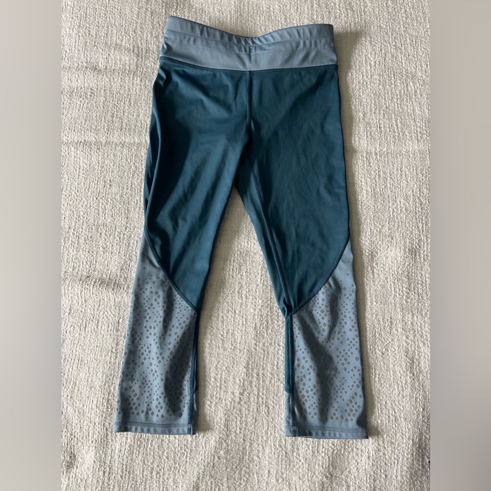 Fabletics Capri Legging Set - Picture 6 of 8